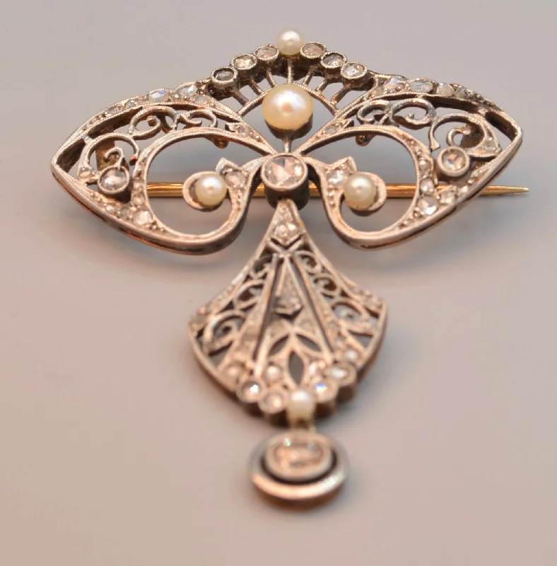 Stylish Brooch with Pearl Detailing-Platinum/18K Antique brooch set with rose-cut diamonds and natural pearls, ca. 1900