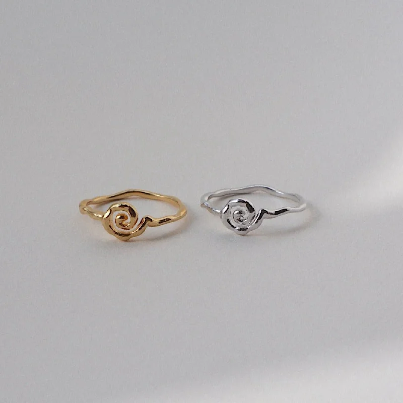 Luxury Gold Wedding Bands-'Little Swirl' Ring